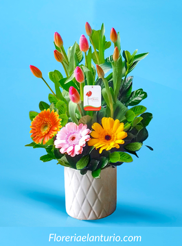 Arreglo floral con tulipanes fucsias y gerberas li