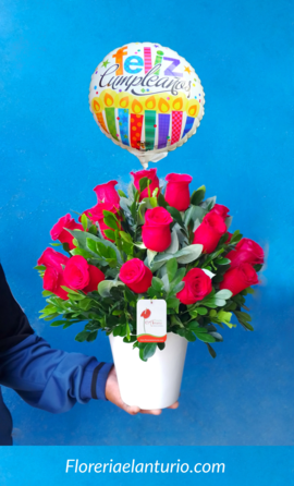 Arreglo floral con rosas rojas y globo cumpleaños
