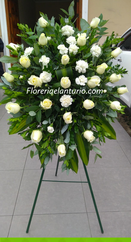 Lágrima en pedestal con rosas blancas en lima 