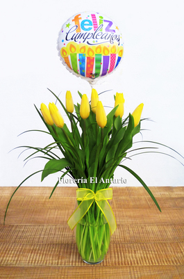 Florero con Tulipanes Amarillos globo cumpleaños 