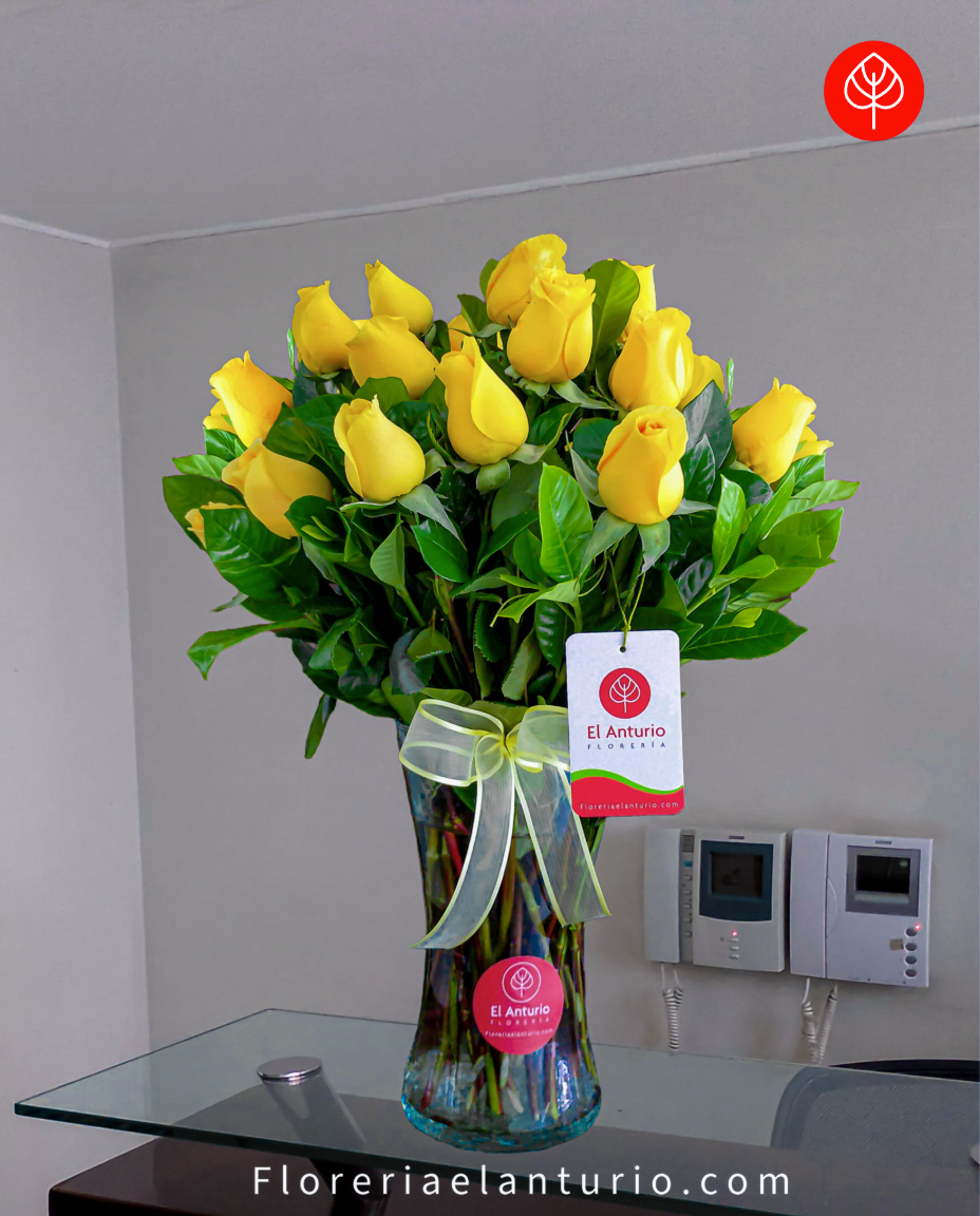 Florero con rosas amarillas